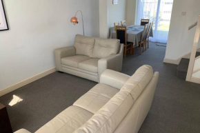 'The Rockingham' 4 double beds, Netflix TVs, WIFI, parking